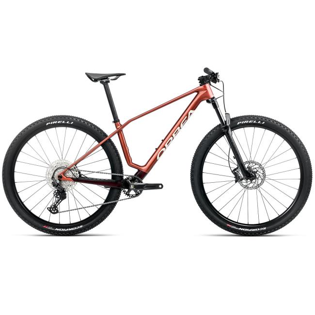 - Tan solo tú y el sendero. Una conexión pura. Con Alma, rendir se convierte en una obsesión que sientes en cuerpo y alma. BICICLETA ORBEA ALMA M50 COBRE TM