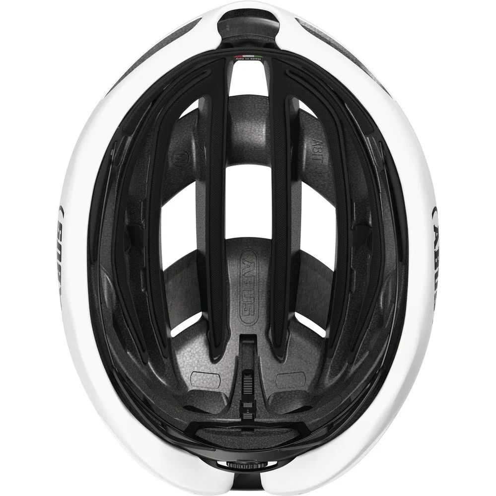 - Cuando cada segundo cuenta, necesitas un casco que te acompañe en la cabeza. El AirBreaker 2.0 está diseñado para el máximo rendimiento: un casco de carretera ultraligero con ventilación optimizada, un diseño elegante y un ajuste cómodo. Su bajo peso es solo el comienzo, porque características innovadoras hacen del AirBreaker 2.0 un casco de rendimiento excepcional: La ligera Aero Blade™ situada en la parte trasera, en la parte superior, lleva la aerodinámica por el buen camino, reduciendo la resistencia y aumentando el flujo de aire. Fabricada con material con fibras de carbono inyectadas, garantiza estabilidad sin aumentar el peso. La estructura Acti Cage™ proporciona una robustez adicional y protege la cabeza sin comprometer la ventilación. ABUS CASCO AIRBREAKER 2.0 TM SHINY WHITE - Imagen 5