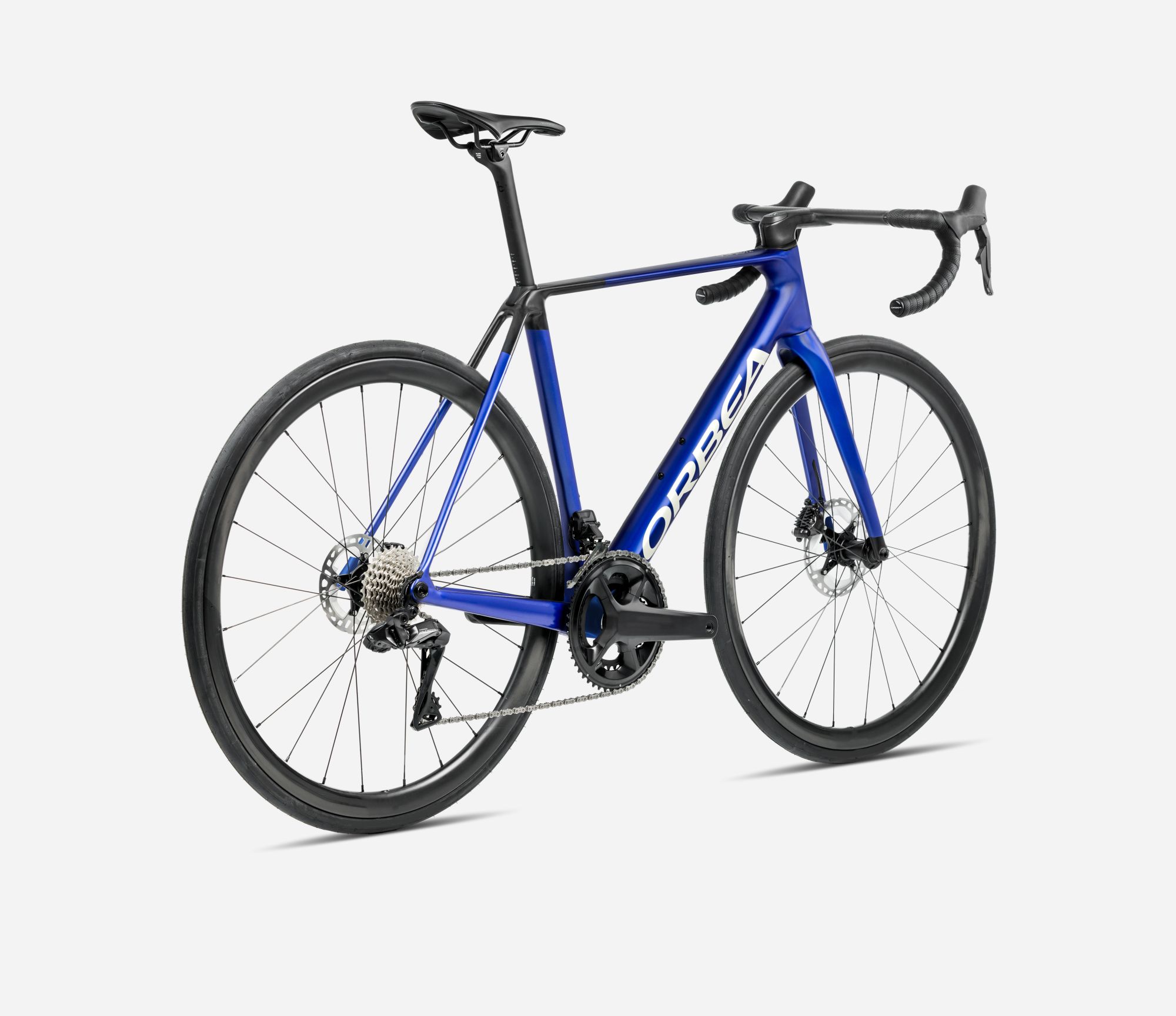 - Orca es nuestra máquina de carbono ultraligera, creada para quienes buscan la compañera perfecta con la que atacar cada puerto de montaña. BICICLETA ORBEA ORCA M30i 53 BLU-RAW - Imagen 4