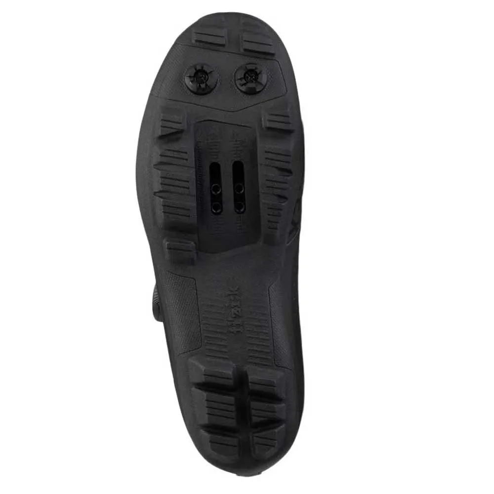 - La Terra Artica GTX está diseñada para pedalear en invierno en cualquier clima. Totalmente aislada, impermeable y transpirable, nuestra zapatilla todoterreno de alto rendimiento, está preparada para rodar en climas extremos y está construida para protegerte de las condiciones más severas, tanto si te enfrentas a senderos técnicos cubiertos de nieve, como a un descenso o aventuras épicas de gravel por pistas heladas. FIZIK ZAPATILLA TERRA ARTICA X5 GORE-TEX NEGRO T45 - Imagen 5