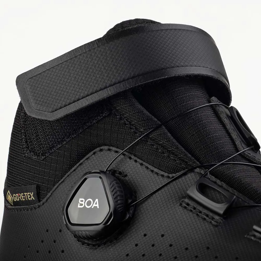 - La Terra Artica GTX está diseñada para pedalear en invierno en cualquier clima. Totalmente aislada, impermeable y transpirable, nuestra zapatilla todoterreno de alto rendimiento, está preparada para rodar en climas extremos y está construida para protegerte de las condiciones más severas, tanto si te enfrentas a senderos técnicos cubiertos de nieve, como a un descenso o aventuras épicas de gravel por pistas heladas. FIZIK ZAPATILLA TERRA ARTICA X5 GORE-TEX NEGRO T45 - Imagen 4