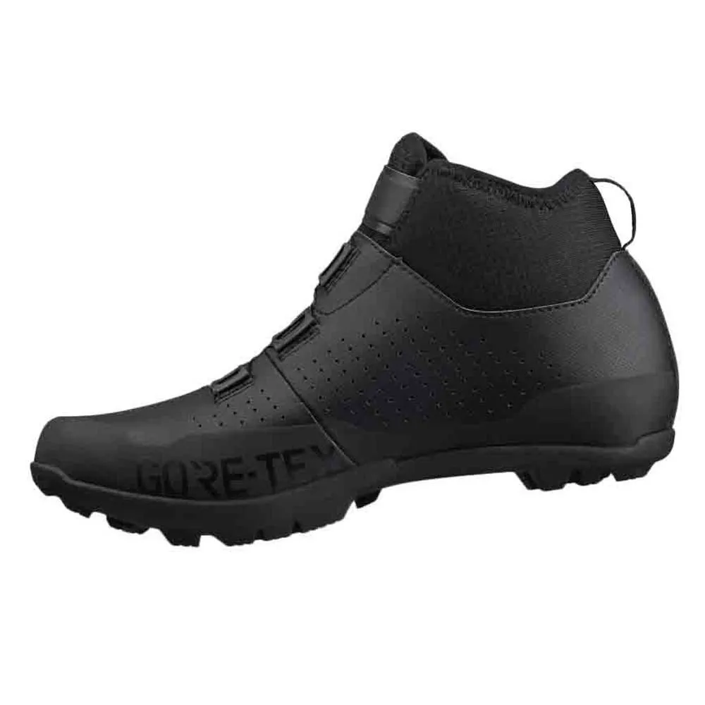 - La Terra Artica GTX está diseñada para pedalear en invierno en cualquier clima. Totalmente aislada, impermeable y transpirable, nuestra zapatilla todoterreno de alto rendimiento, está preparada para rodar en climas extremos y está construida para protegerte de las condiciones más severas, tanto si te enfrentas a senderos técnicos cubiertos de nieve, como a un descenso o aventuras épicas de gravel por pistas heladas. FIZIK ZAPATILLA TERRA ARTICA X5 GORE-TEX NEGRO T45 - Imagen 3