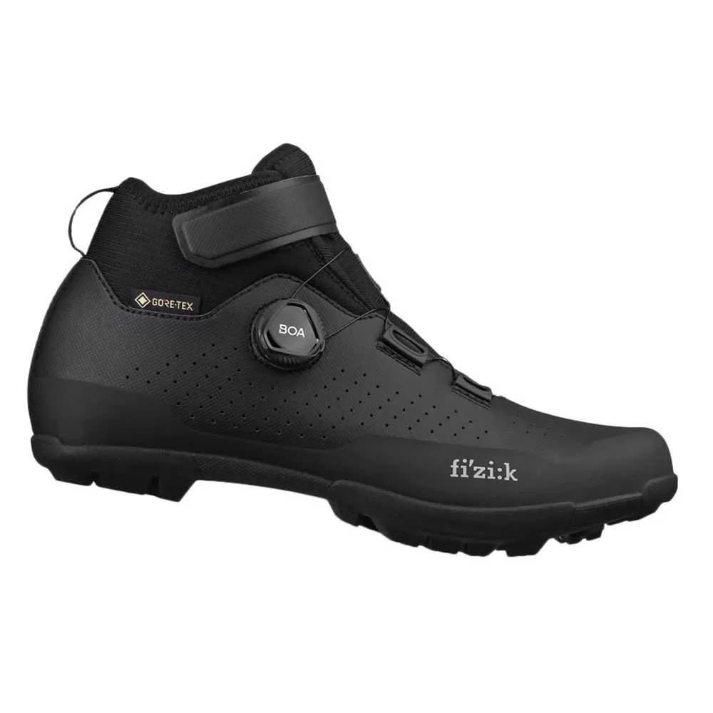- La Terra Artica GTX está diseñada para pedalear en invierno en cualquier clima. Totalmente aislada, impermeable y transpirable, nuestra zapatilla todoterreno de alto rendimiento, está preparada para rodar en climas extremos y está construida para protegerte de las condiciones más severas, tanto si te enfrentas a senderos técnicos cubiertos de nieve, como a un descenso o aventuras épicas de gravel por pistas heladas. FIZIK ZAPATILLA TERRA ARTICA X5 GORE-TEX NEGRO T45