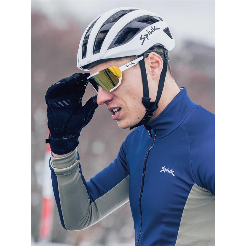 - <hr /> Top Ten Winter es la colección para los ciclistas más experimentados que no renuncian a las salidas en pleno invierno. La chaqueta Top Ten es perfecta para los más exigentes que no se conforman con lo básico. Construida con membrana es ideal contra el viento y la lluvia y te permitirá rodar cómodamente durante los meses más duros del año. SPIUK CHAQUETA TOP TEN AZUL / CREMA TM - Imagen 3
